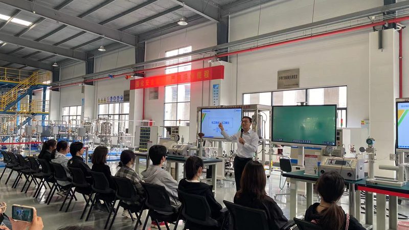 汽车漆树脂固化剂配比：关键因素与选择要点**